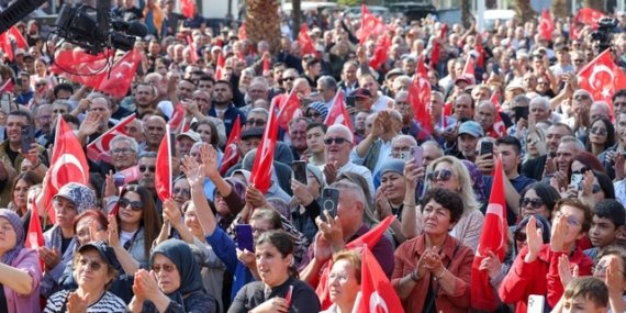 Özgür Özel Sarıgöl'de üreticiyle buluştu: Geçen yıl 40 lira olan sofralık üzüm bu yıl 10 lira