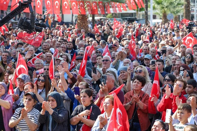 Özgür Özel Sarıgöl'de üreticiyle buluştu: Geçen yıl 40 lira olan sofralık üzüm bu yıl 10 lira