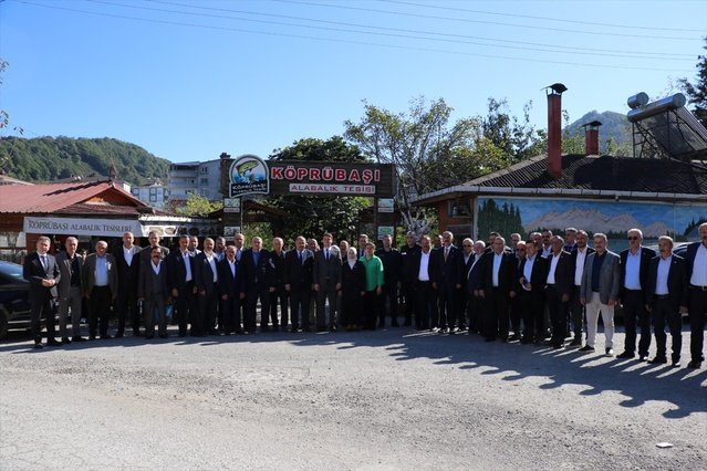 Salıpazarı'nda Muhtarlar Günü için çelenk töreni ve kahvaltı düzenlendi