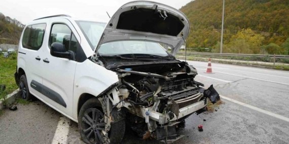 Samsun-Ankara yolunda Kavak'ta kayan hafif ticari araç refüje çıktı, 3 kişi yaralandı