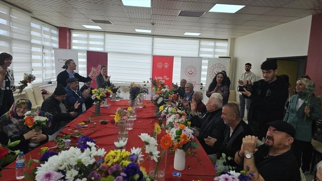 Samsun Atakum'da huzurevi sakinleri çiçek terapisiyle el becerilerini geliştirdi