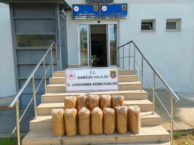 Samsun Atakum'da jandarma bir aracı durdurdu, 60 kilo kaçak tütün ele geçirildi