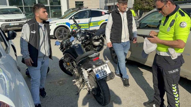 Samsun Atakum'da otomobil ile çarpışan motosikletteki 1 kişi yaralandı