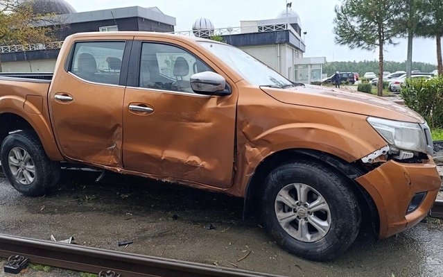 Samsun Atakum'da pikap OMÜ kampüsünde tramvay yoluna girdi, yaralanan olmadı