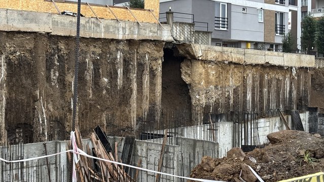 Samsun Atakum'da sağanak sonrası toprak kayması olan 5 katlı binayı polis boşalttı