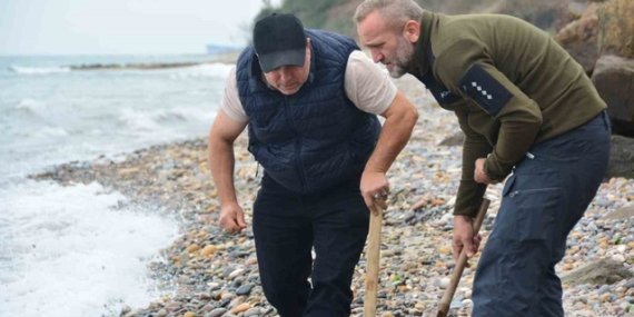 Samsun Ayvacık'ta kuzenler, Ordu Ünye'de topladıkları taşları takıya dönüştürüyor