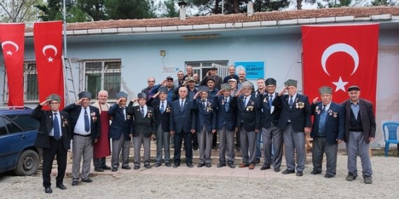 Samsun Bafra Eldavut'ta Cumhuriyet'in 103. yıl dönümü gazilerin halayıyla kutlandı