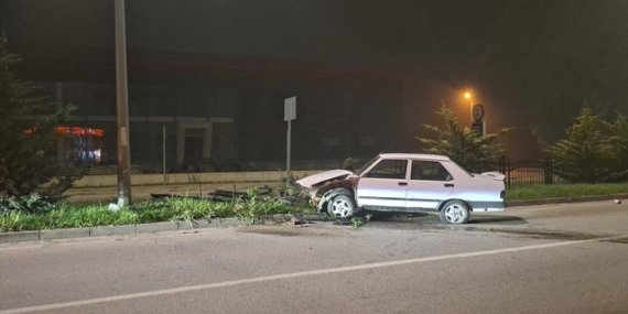 Samsun Bafra'da bariyerlere çarpan otomobilin 20 yaşındaki sürücüsü yaralandı
