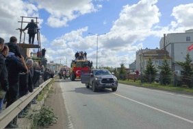 Samsun Bafra'da çeltik üreticileri 600 traktörle alım fiyatı için konvoy oluşturdu