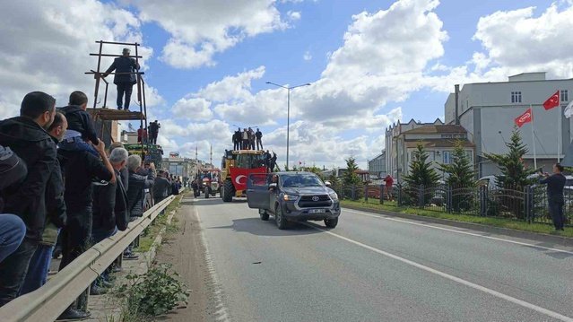 Samsun Bafra'da çeltik üreticileri 600 traktörle alım fiyatı için konvoy oluşturdu