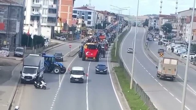 Samsun Bafra'da çeltik üreticileri taban fiyatı açıklanmayınca 600 araçla eylem yaptı