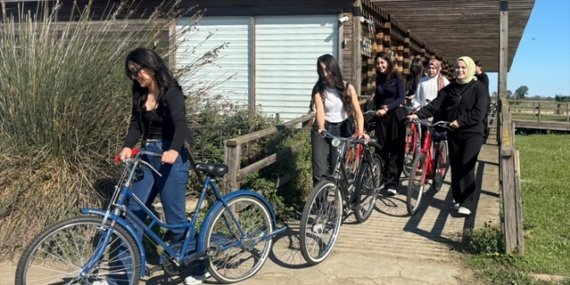 Samsun Bafra'da eczacılık öğrencileri Kuş Cenneti'ni bisikletle inceledi
