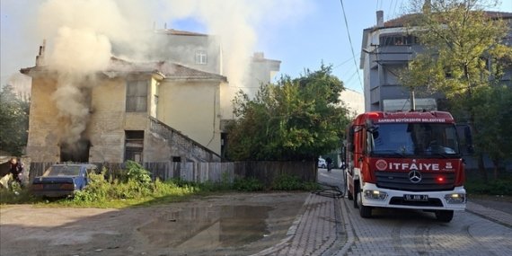 Samsun Bafra'da piknik tüpü alev alan evde yangını itfaiye söndürdü