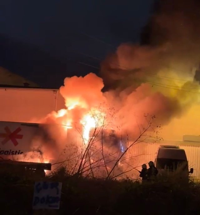 Samsun Bafra'da sanayi sitesinde park halindeki tır yangında alevlere teslim oldu