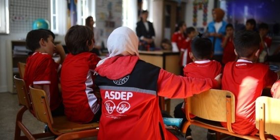 Samsun Canik'te gönüllüler okul bahçesine çocuklar için pickleball sahası boyadı