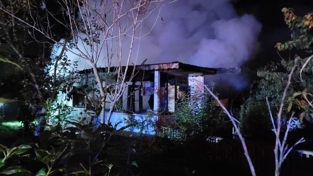 Samsun Çarşamba'da iki katlı ahşap ev, çıkan yangında kullanılamaz hale geldi
