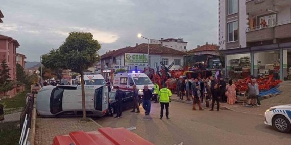 Samsun Havza'da iki otomobil çarpıştı, biri yan yattı, 4 kişi yaralandı