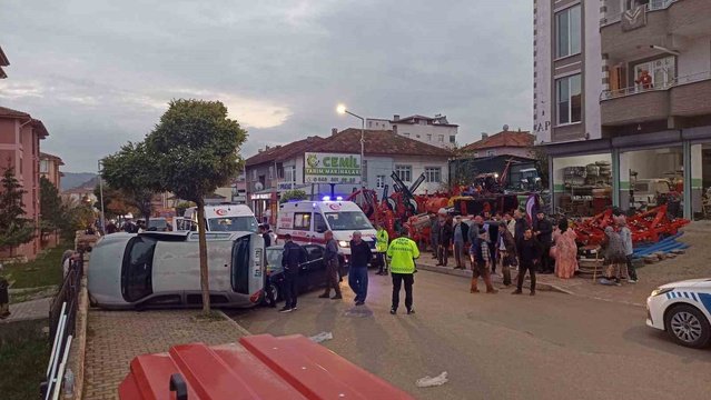 Samsun Havza'da iki otomobil çarpıştı, biri yan yattı, 4 kişi yaralandı