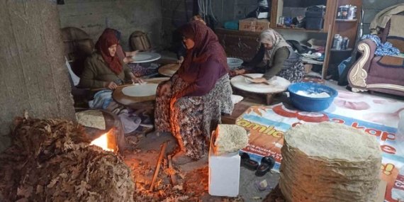 Samsun Havza'da kadınlar imece usulü sacda yufka yapıp kışlık tüketim için hazırlıyor