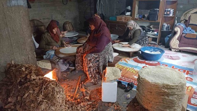 Samsun Havza'da kadınlar imece usulü sacda yufka yapıp kışlık tüketim için hazırlıyor