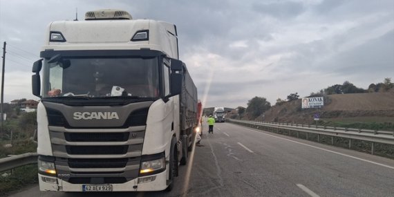 Samsun Havza'da otomobil tırla çarpıştı, sıkışan 1 kişi yaralandı, itfaiye kurtardı