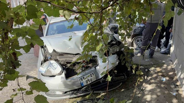 Samsun İlkadım Kadifekale'de 4 araç zincirleme kazada hasar gördü, yaralanan olmadı.