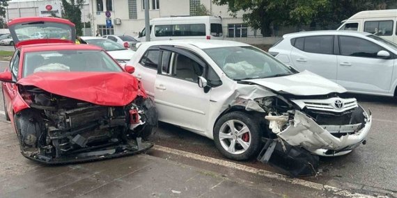 Samsun İlkadım'da karşı şeride geçen otomobil çarpıştı, 1'i ağır 2 sürücü yaralandı
