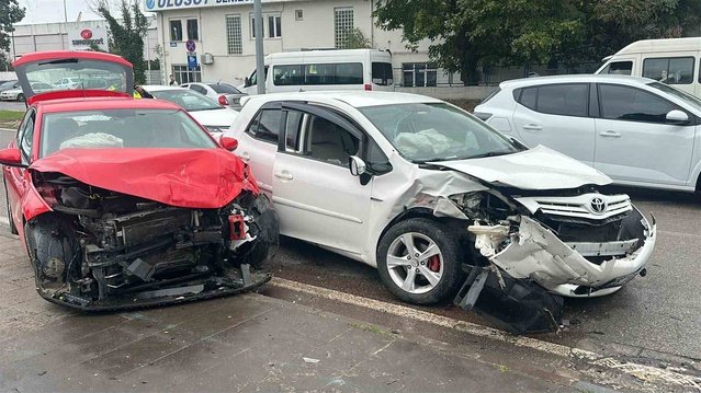 Samsun İlkadım'da karşı şeride geçen otomobil çarpıştı, 1'i ağır 2 sürücü yaralandı