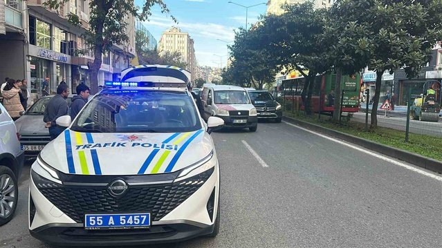 Samsun İlkadım'da motosikletin hafif ticari araca çarpması sonucu 2 kişi yaralandı