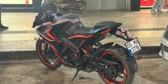 Samsun İlkadım'da motosikletli, iki otomobile çarpıp arada kalarak yaralandı