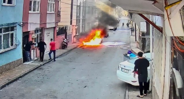 Samsun İlkadım'da park halindeki elektrikli araçtaki yangın battaniyeyle söndürüldü