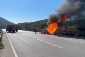 Samsun Kavak'ta alev alan otomobil demir yığınına döndü, 2'si çocuk 4 kişi kurtuldu