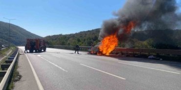 Samsun Kavak'ta alev alan otomobil demir yığınına döndü, 2'si çocuk 4 kişi kurtuldu
