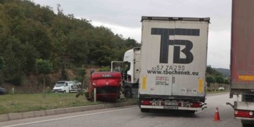 Samsun Kavak'ta tır ile otomobil çarpıştı, takla atan araçta 1 kişi yaralandı