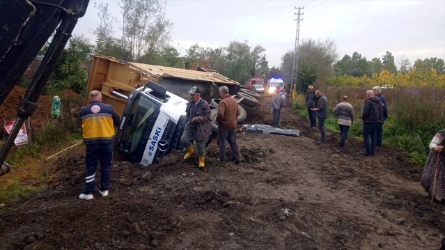 Samsun Salıpazarı'nda devrilen kamyonun sürücüsü olay yerinde yaşamını yitirdi
