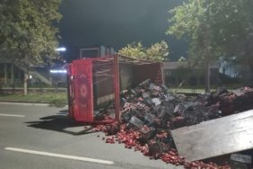 Samsun Tekkeköy'de devrilen biber kamyonunda 2 kişi yaralandı, yol trafiğe açıldı