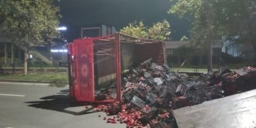Samsun Tekkeköy'de devrilen biber kamyonunda 2 kişi yaralandı, yol trafiğe açıldı