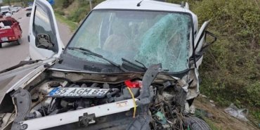 Samsun Vezirköprü'de hafif ticari araç otomobille çarpıştı, 1'i ağır 2 kişi yaralandı