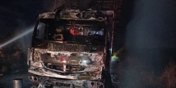 Samsun Vezirköprü'de kamyondaki yangını itfaiye söndürdü, araç kullanılamaz oldu
