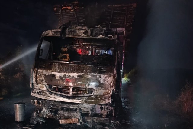 Samsun Vezirköprü'de kamyondaki yangını itfaiye söndürdü, araç kullanılamaz oldu