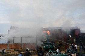 Samsun Vezirköprü'de kaynak kıvılcımı samanlığı tutuşturdu, 7 bin balya zarar gördü