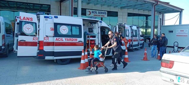 Samsun Vezirköprü'de öğle yemeğinden sonra rahatsızlanan 9 öğrenci hastaneye kaldırıldı