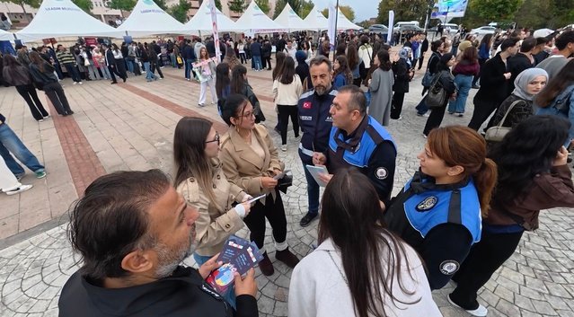 Samsun polisi OMÜ'ye kayıtlı 3 bin 250 öğrenciyi güvenlik konusunda bilgilendirdi