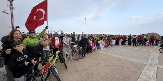 Samsun'da 103. yıl coşkusu pedalda yaşandı, bayraklı bisikletliler sahilde tur attı