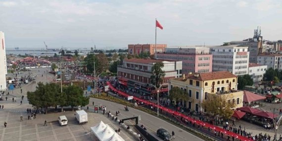 Samsun'da 103. yıl töreninde 1919 metrelik bayrakla Cumhuriyet Yürüyüşü yapıldı