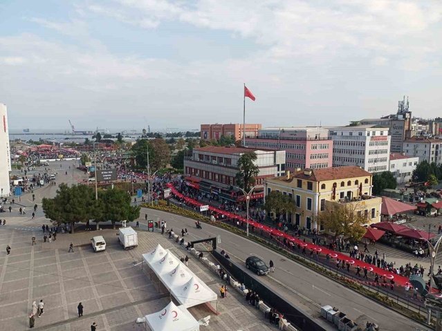 Samsun'da 103. yıl töreninde 1919 metrelik bayrakla Cumhuriyet Yürüyüşü yapıldı