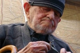 Samsun'da 97 yaşındaki şemsiye tamircisi Dursun Yıldız, müşteri ısrarıyla döndü