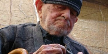 Samsun'da 97 yaşındaki şemsiye tamircisi Dursun Yıldız, müşteri ısrarıyla döndü
