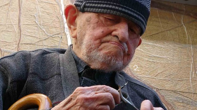 Samsun'da 97 yaşındaki şemsiye tamircisi Dursun Yıldız, müşteri ısrarıyla döndü