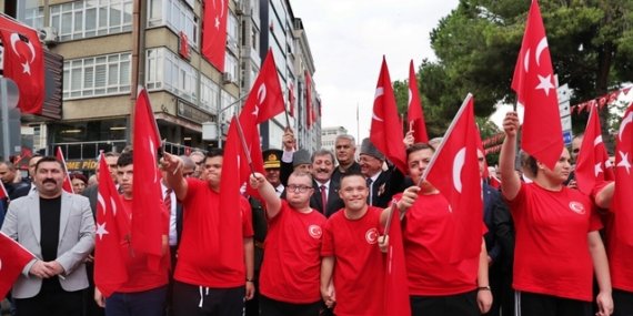Samsun'da Cumhuriyet'in 103. yılı 1919 metrelik bayrakla yürüyüşle kutlandı